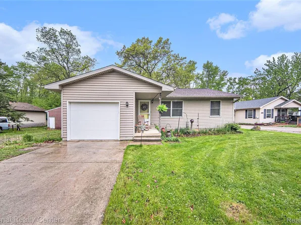 9582 Palmer Rd, Whitmore Lake, MI 48189