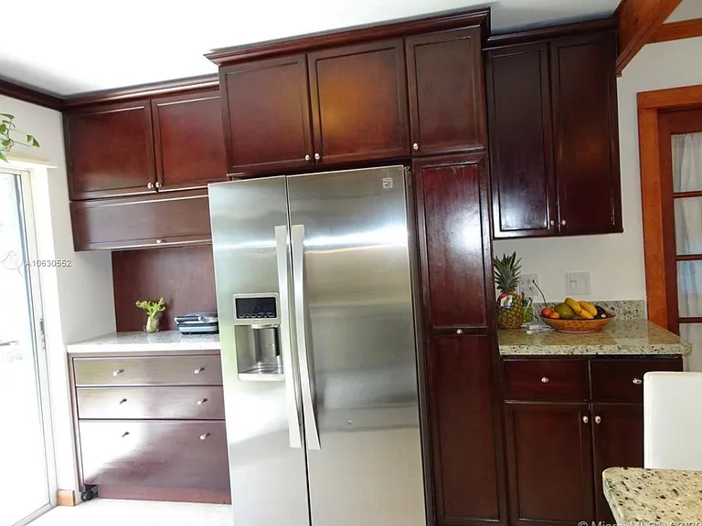 310 SW 9th Ave — Photo 3