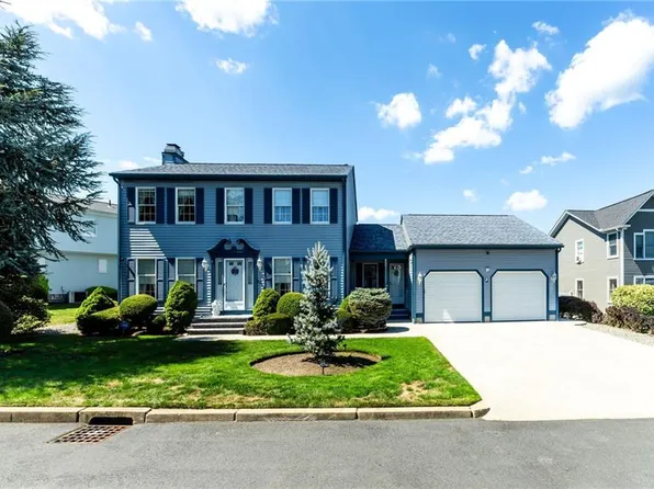 9 E Lakeview Dr, North Providence, RI 02904