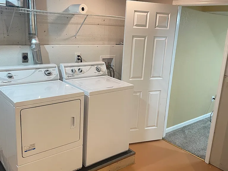 1283 Ridgewood Ct — Photo 2