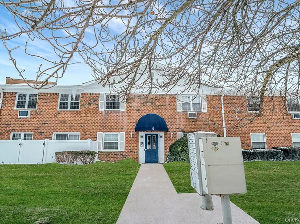 460 Old Town Road APT 5-M, Port Jefferson Station, NY 11776