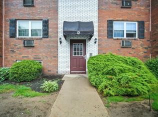 2 Maple Crest Cir APT F, Holyoke, MA 01040
