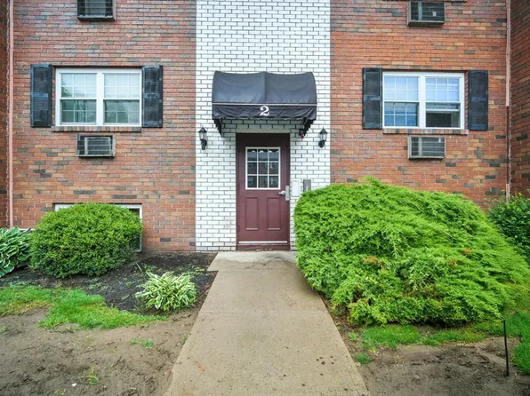 2 Maple Crest Cir APT F, Holyoke, MA 01040