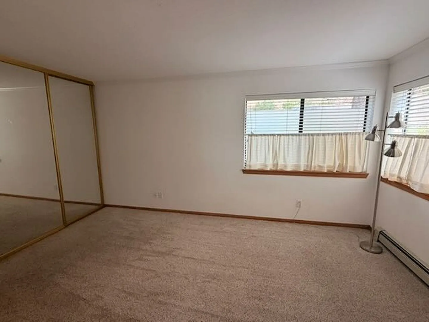 Unfurnished 2 bedroom, 2 bath with covered parking — Photo 4