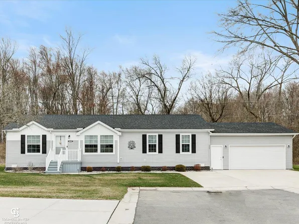 10607 Lyons Ct, Fair Haven, MI 48023