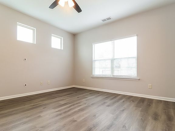 4th image of 11 Samuel Way NW