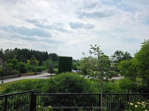 10 Steckley House Ln E #113, Richmond Hill, ON L4S 0N1