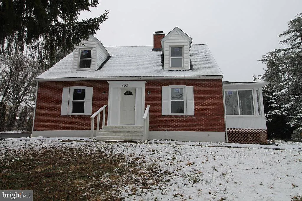 502 W Locust St photo 1