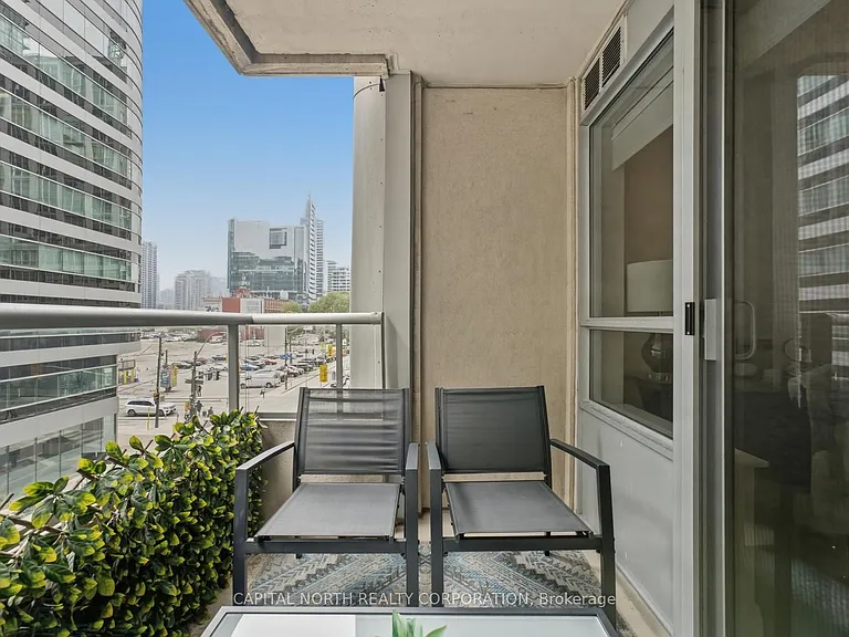 270 Wellington St W #412 — Photo 33