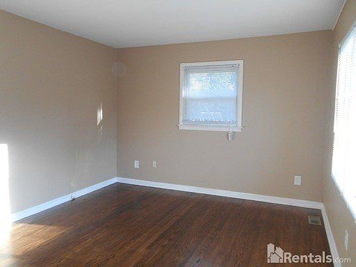 4th image of 305 Glenn Ct