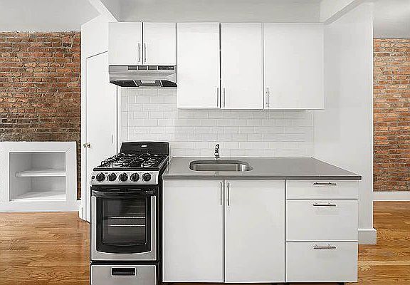 3rd image of 209 E 4th St APT 10