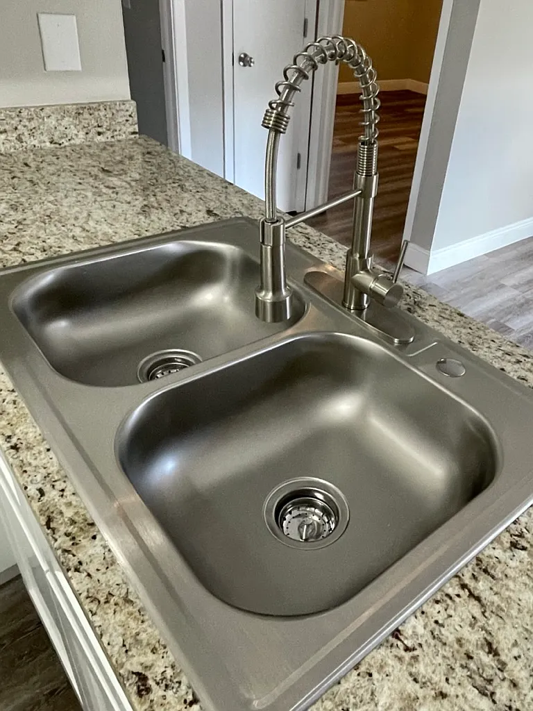 2 bed, 840 sqft, $1,900 — Photo 2