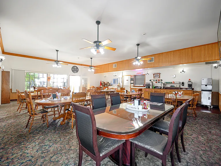 Colonial Lodge Apartments — Photo 10