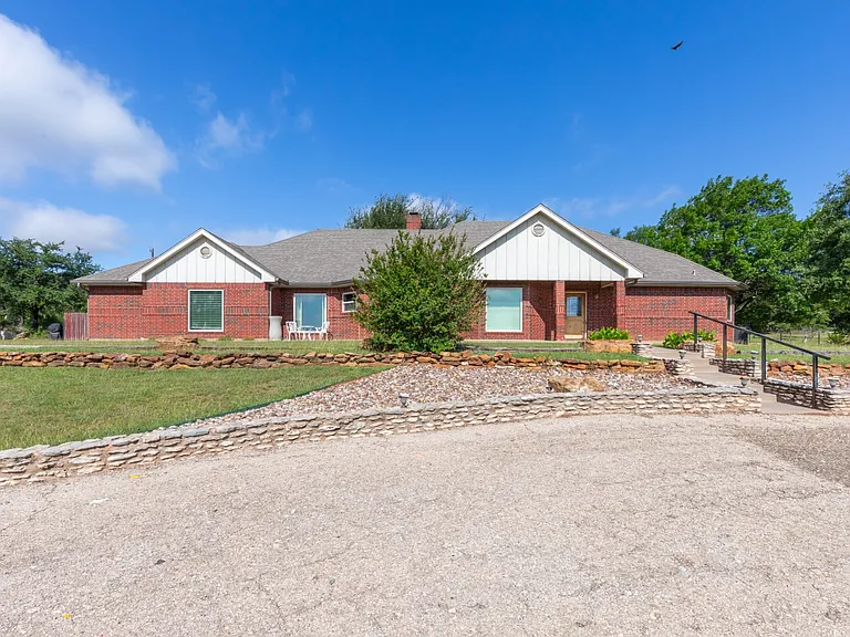 364 Alexandra Dr — Photo 3