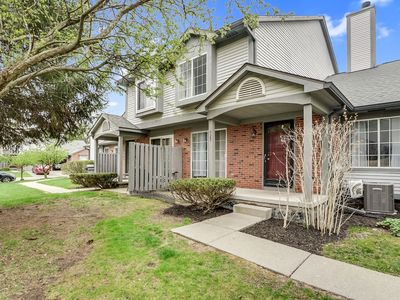 525 Winwood Cir, Walled Lake, MI, 48390