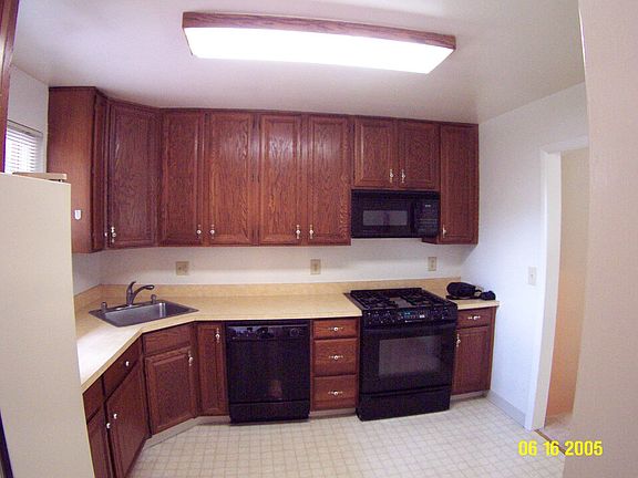 Kitchen w/ 42" cabinets