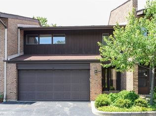 1716 Wildberry Dr #17-C, Glenview, IL 60025