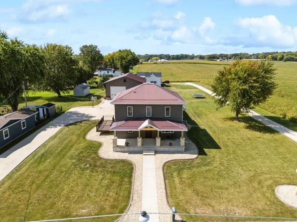 828 2nd St NE, Dyersville, IA 52040