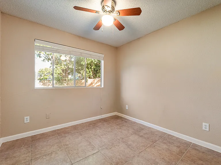 7204 Shadow Bend Dr — Photo 32