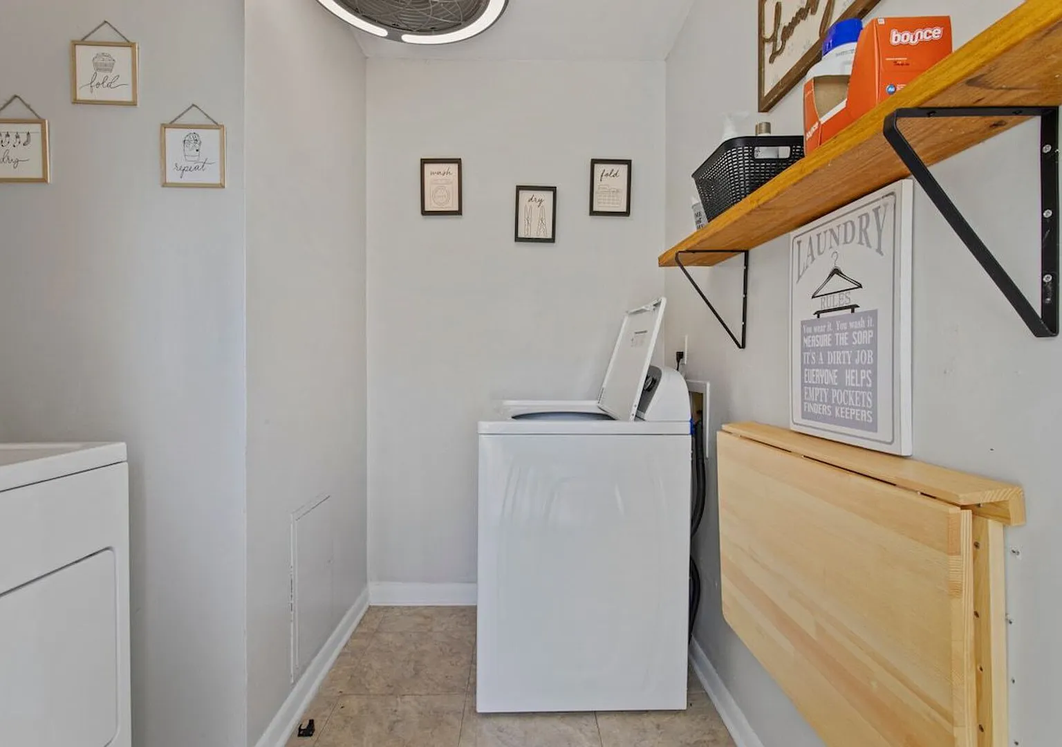 Spacious 5-Bedroom Retreat by the Beach — Photo 3