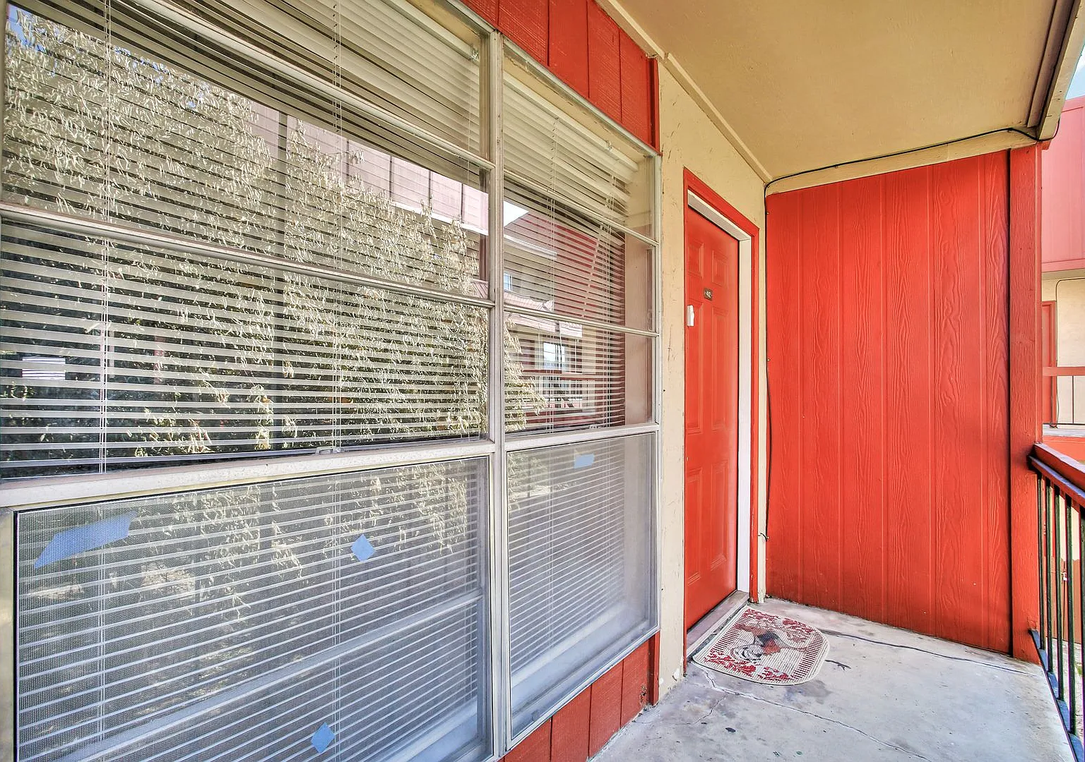 Stylish Two-Story Unit in Macarthur Townhomes with Modern Amenities — Photo 4