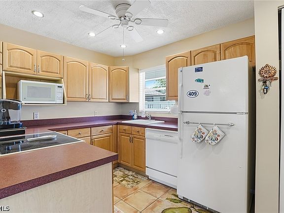 4th image of 4289 Island Cir #1