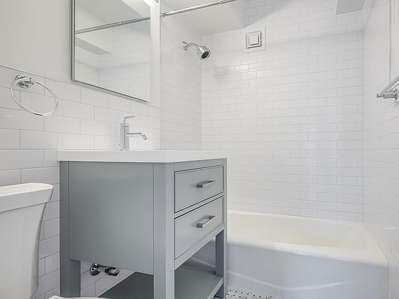 4th image of 205 E 77th St APT 7C