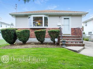 6 Oak St, Hicksville, NY 11801