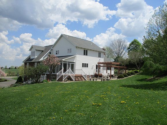 Patio/arbor, private yard