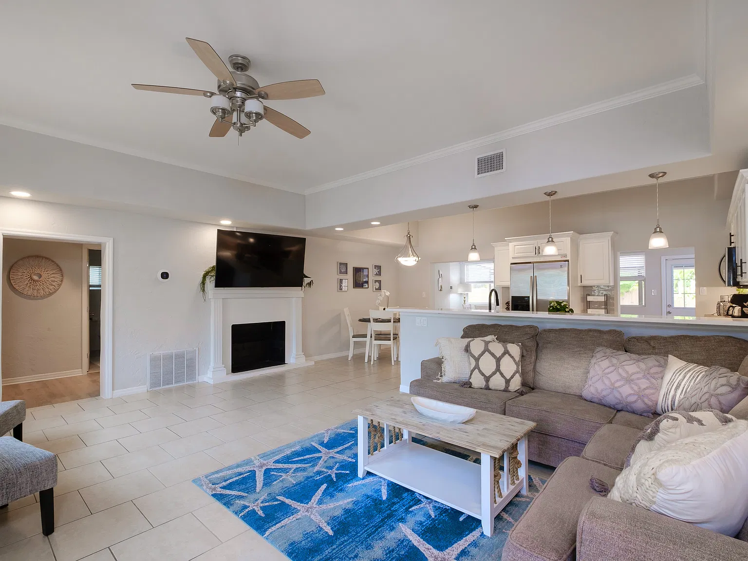 5 bed, 2360 sqft, $6,400 — Photo 3