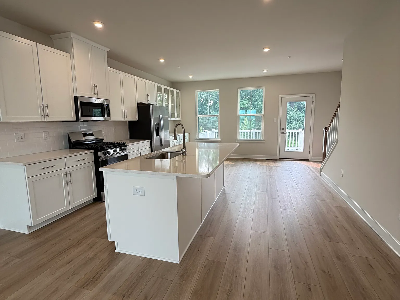 3 bed, 3.5 bath, 2270 sqft, $4,100 — Photo 4