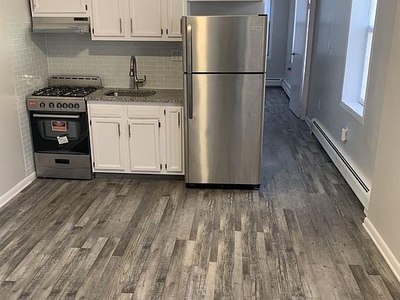 Kitchen / Living area open space Stainless steal appliances Brand New Brand new floor Granite Countertop