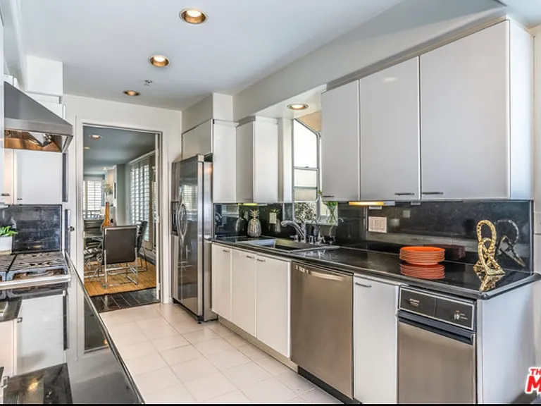 1819 Holmby Ave #204 — Photo 3