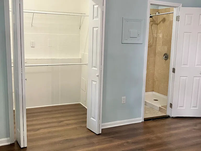 Master Bedroom with En Suite Bathroom & Walk-In Closet