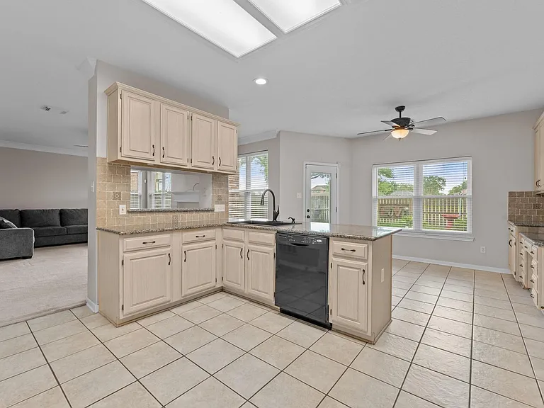 1602 Seminole St — Photo 8