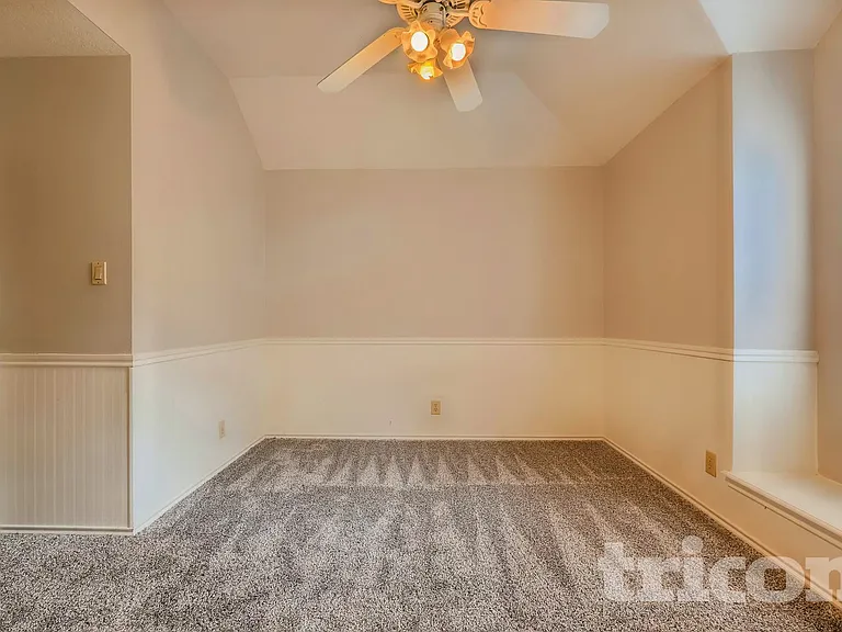1215 Farnsworth Dr — Photo 6