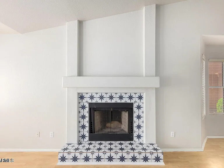 1924 E Sharon Dr — Photo 8