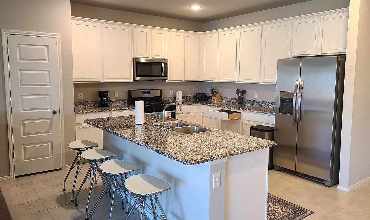 4 bed, 1952 sqft, $4,500 — Photo 1