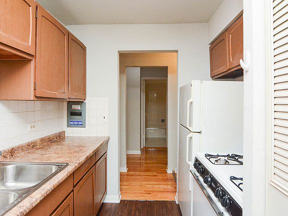3rd image of 510 W Briar Pl APT 504