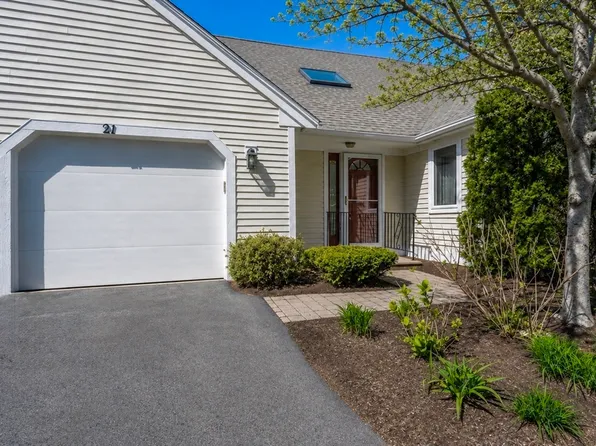 21 Rolling Green Ln #140, Mashpee, MA 02649