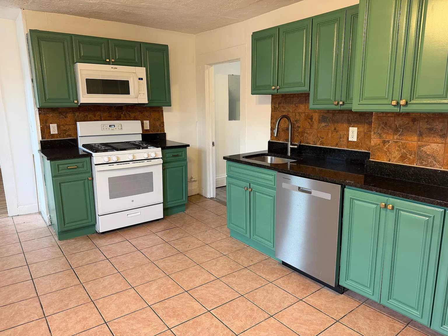 3 bed, 1000 sqft, $2,250 — Photo 2