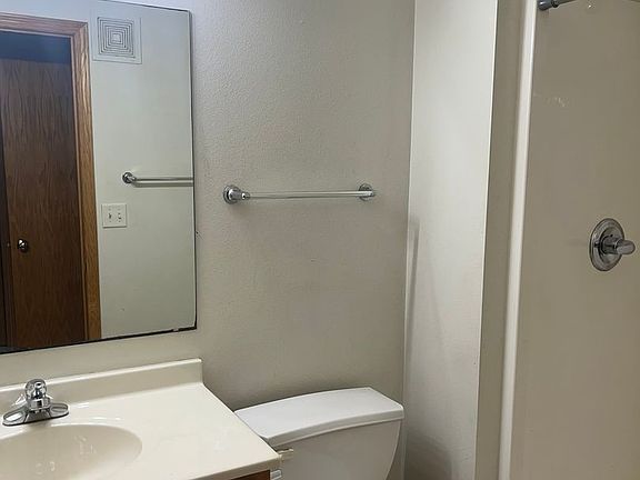 4th image of 90 Circle Dr APT 1