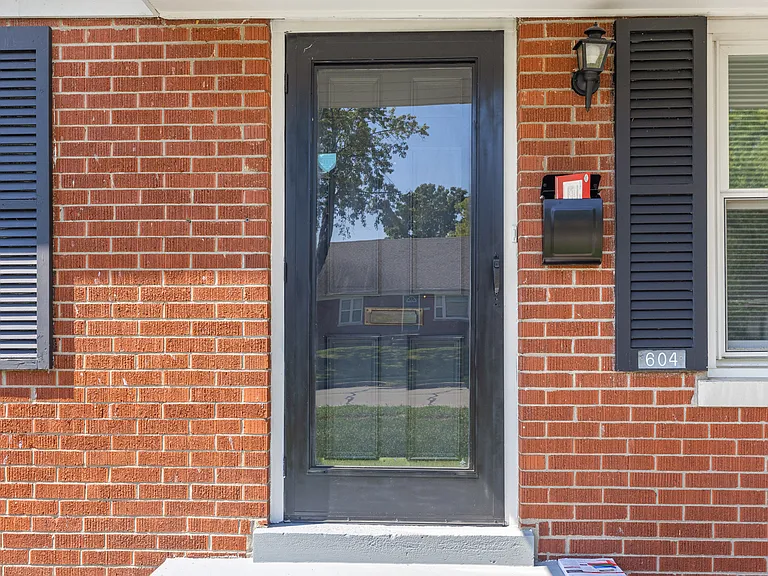 604 Hi Crest Dr — Photo 4