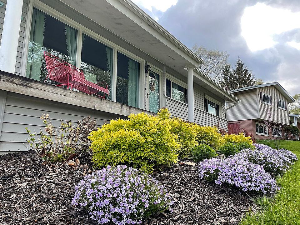 2nd image of 795 Sweetbriar