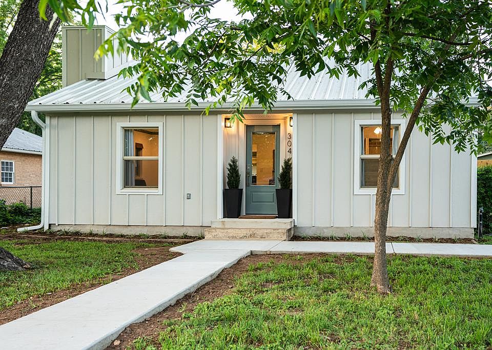 1st image of 304 W Hackberry St
