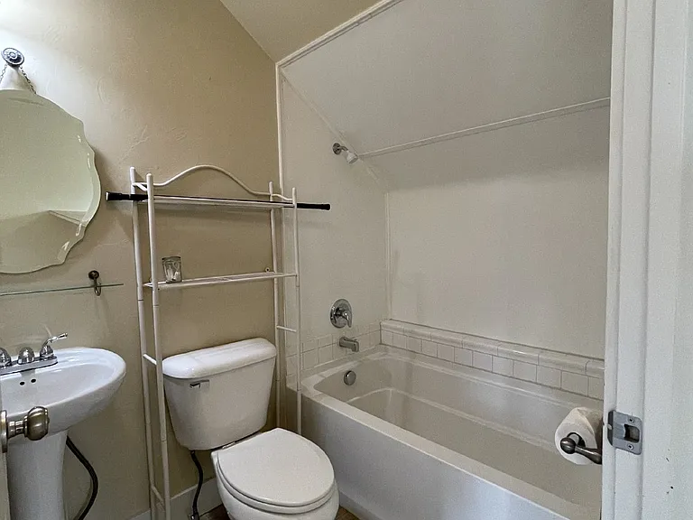 1 bed, 1.0 bath, 640 sqft, $1,600 — Photo 9