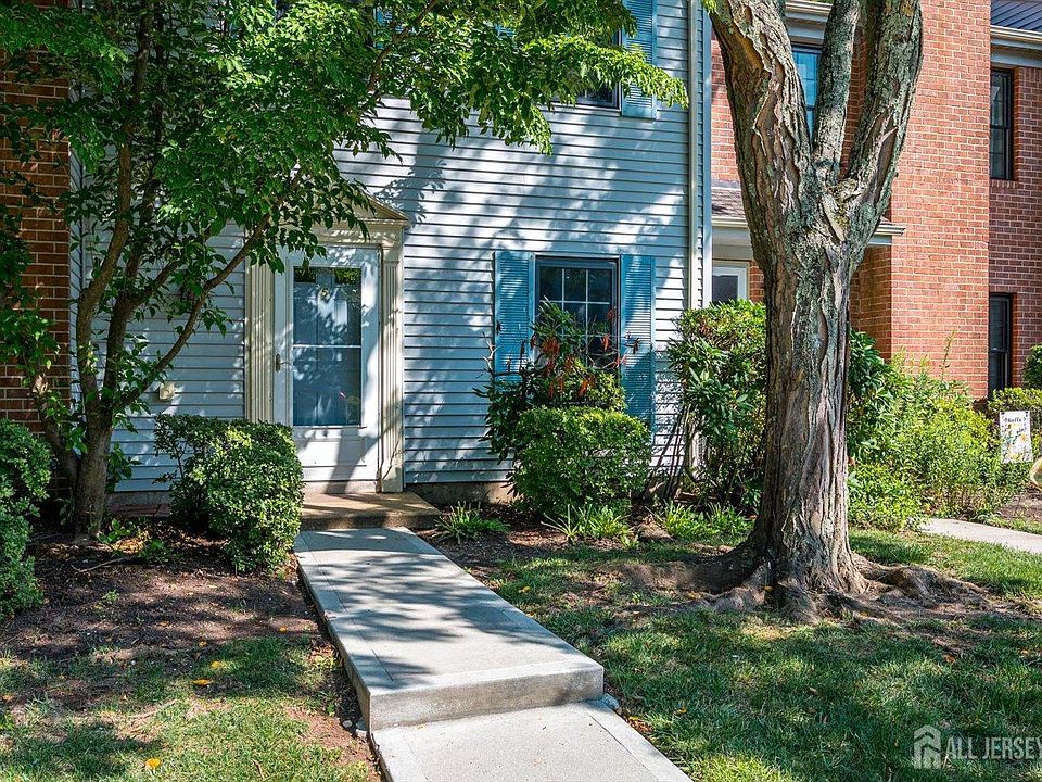 1st image of 5 Pear Tree Ln