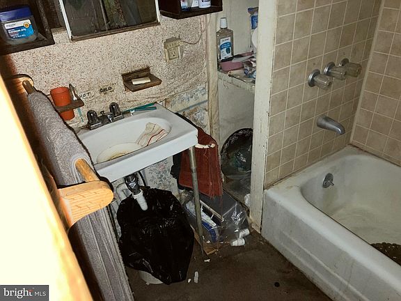 4th image of 327 New Castle St