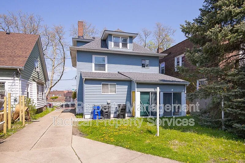 3 bed, 1.0 bath, 1176 sqft, $1,295 — Photo 2