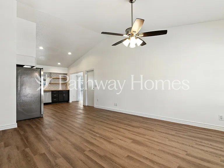 314 E Moore Ave — Photo 2